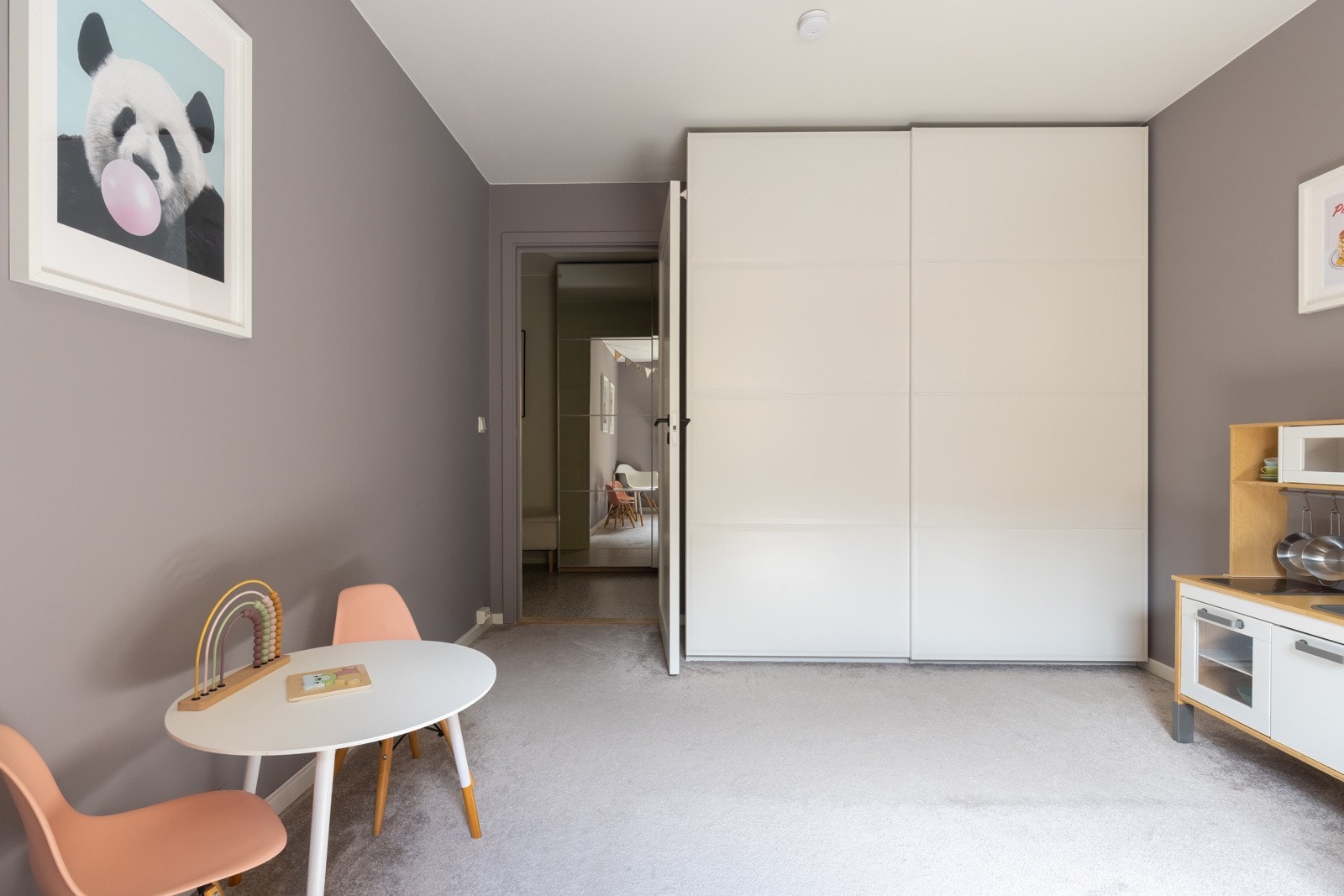 Dette rommet er innredet med en stor skyvedørsgarderobe. Galleribilde