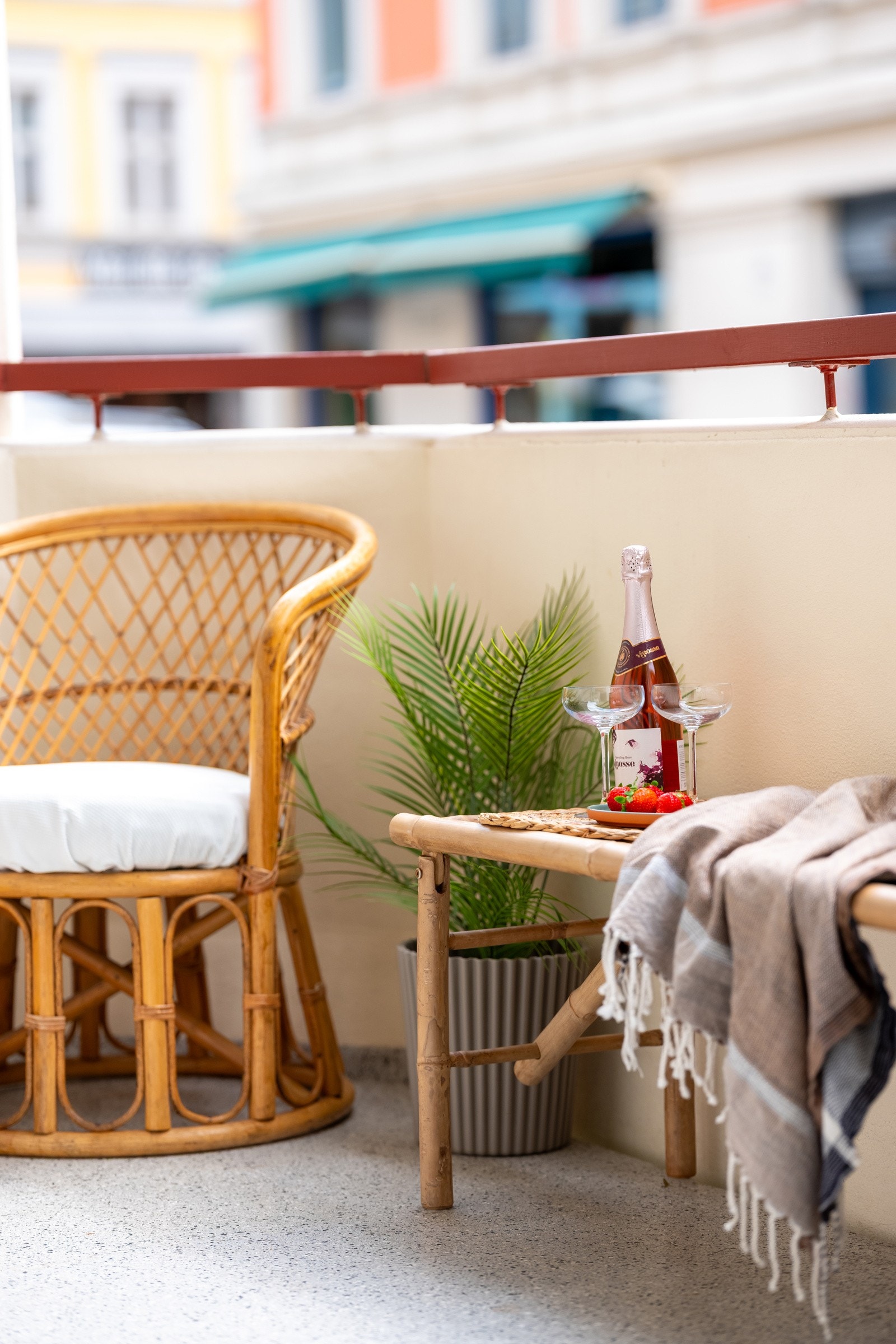 Her er det plass til sittegruppe, beplantning og lignende. Balkongen har fått nytt dekke/gulv. Galleribilde