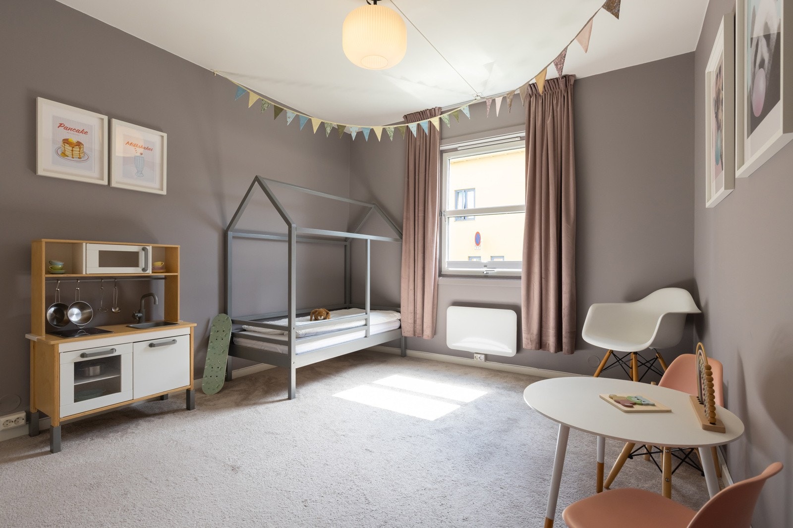 Det er store vinduer som gir rommene godt med naturlig lys og gode muligheter for lufting. Dette er det største soverommet i boligen og kan fint anvendes som hovedsoverom. Galleribilde