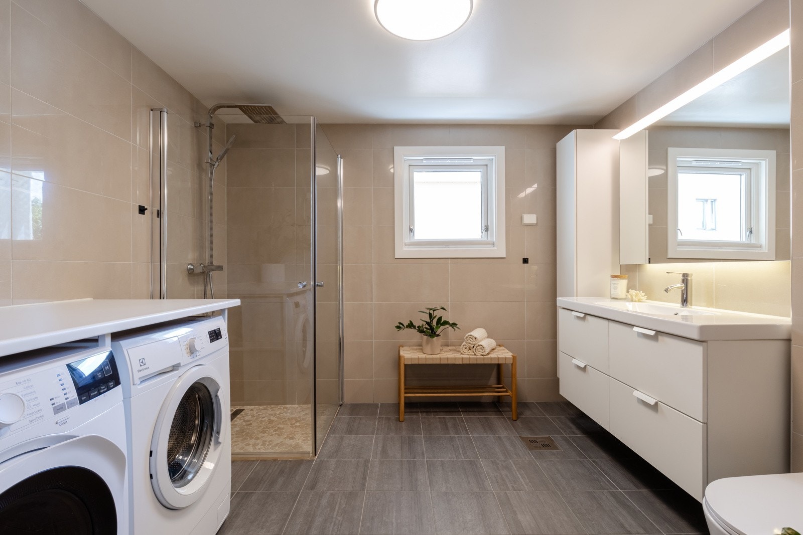 Romslig og delikat baderom fra 2016 med gulvvarme. Det ble lagt nytt gulv i 2021. Galleribilde