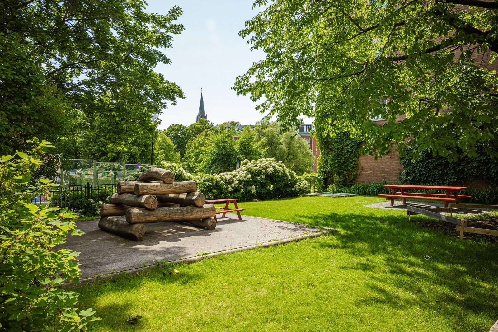 Meget populært borettslaget, kjent for sin beliggenhet i flotte grøntområder og sitt gode bomiljø. Galleribilde