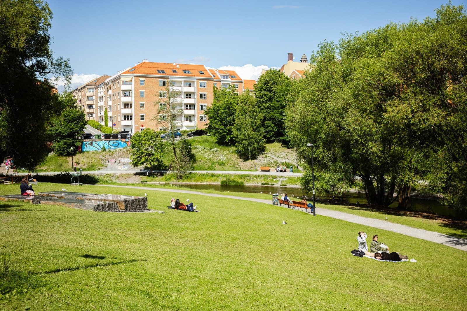 Det er fine turmuligheter langs Akerselva, og kort vei til koselige restauranter og kaféer. Galleribilde