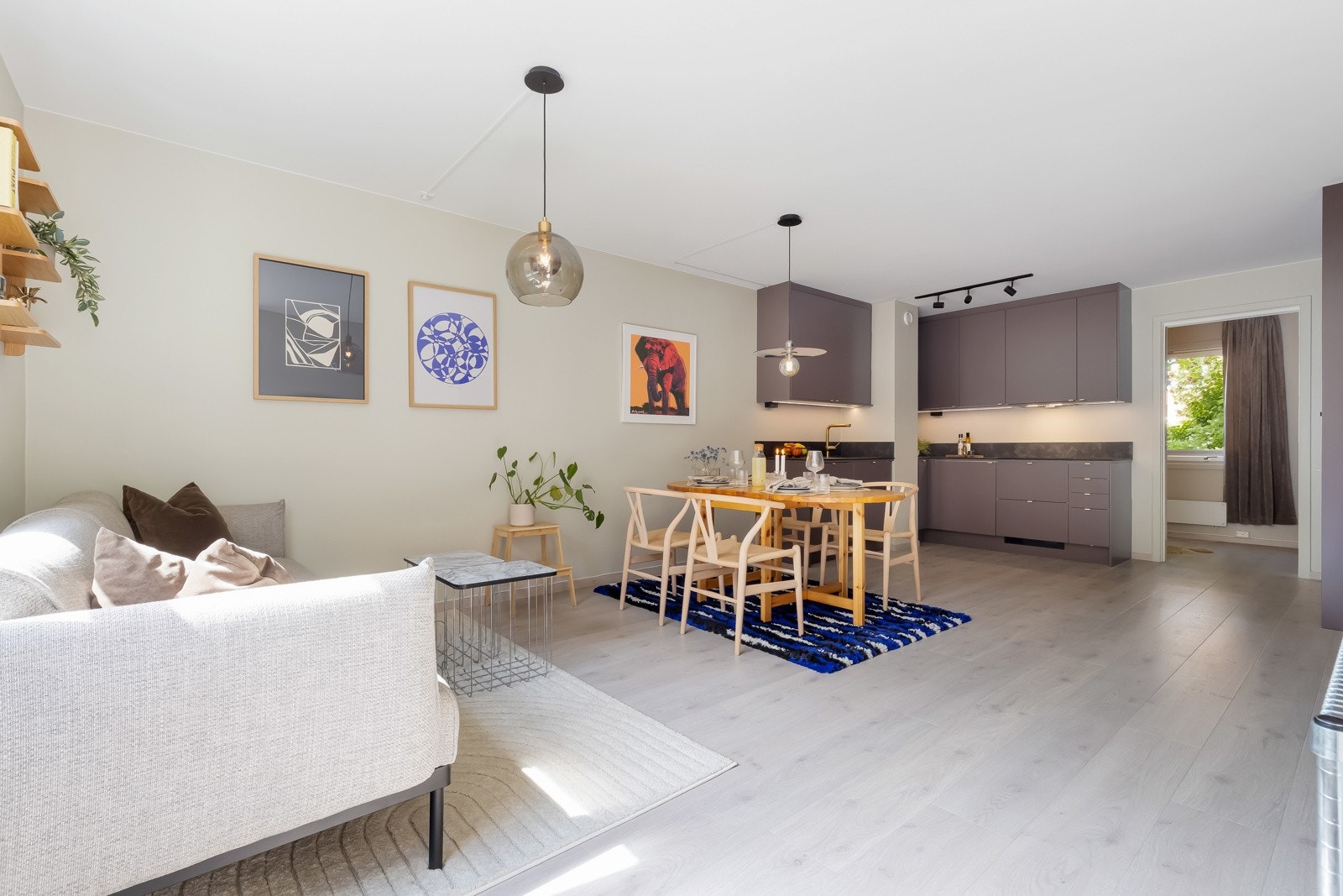 Stuen har en åpen og velfungerende løsning mot kjøkkenet, noe som sikrer en god utnyttelse av arealet og skaper et hyggelig og sosialt oppholdsrom. Galleribilde