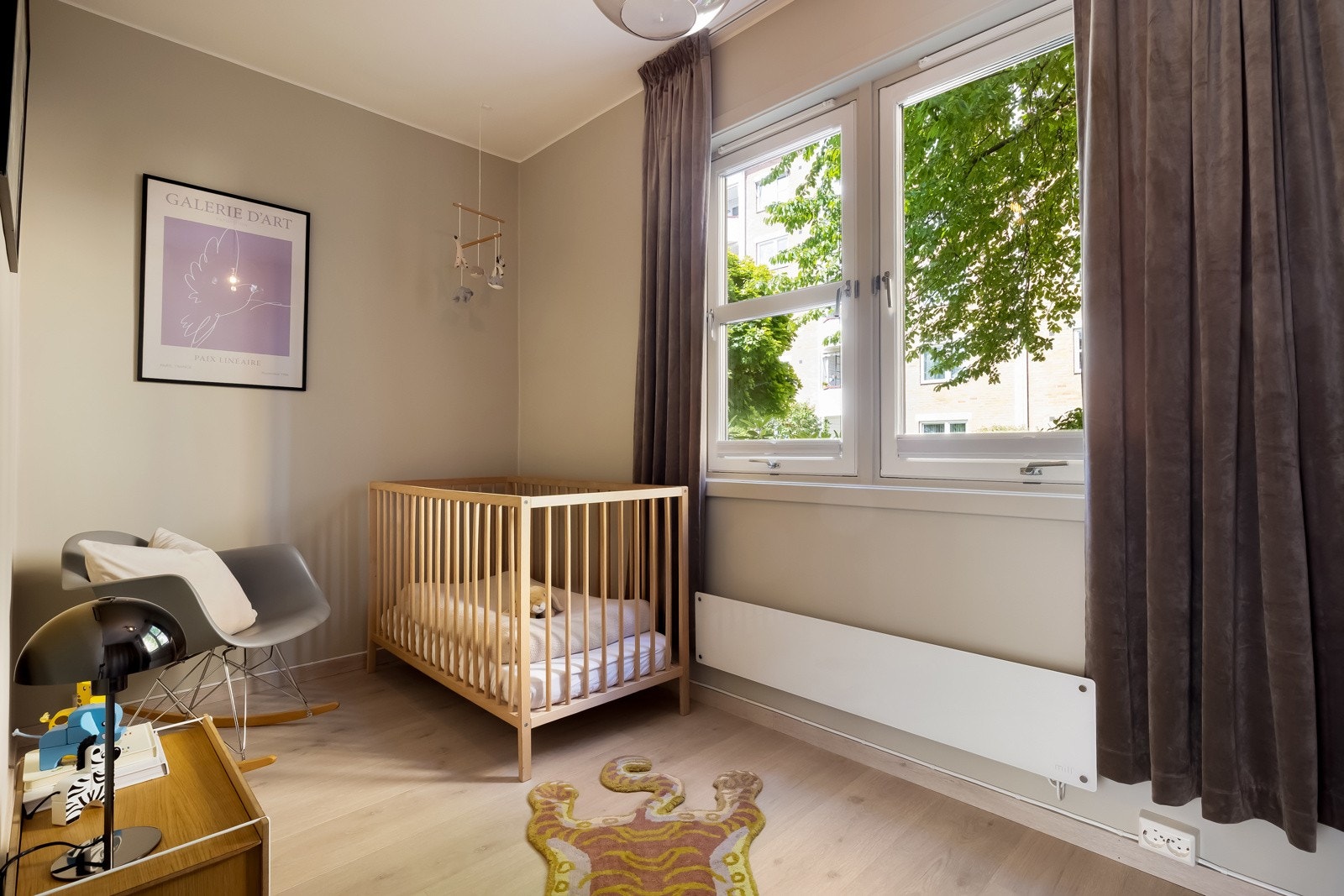 Med tre soverom egner det ene seg ypperlig som barnerom, gjesterom eller hjemmekontor. Galleribilde