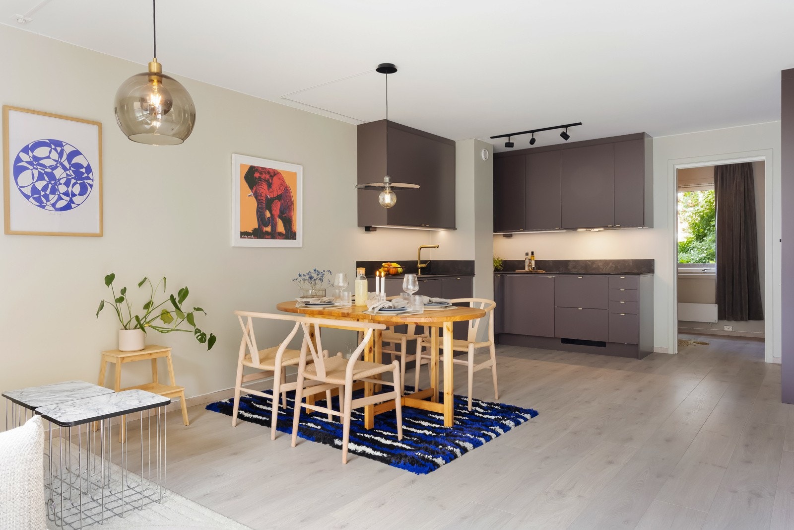 Det er plass til et spisebord i rommet - et naturlig samlingspunkt for hyggelige måltider. Galleribilde