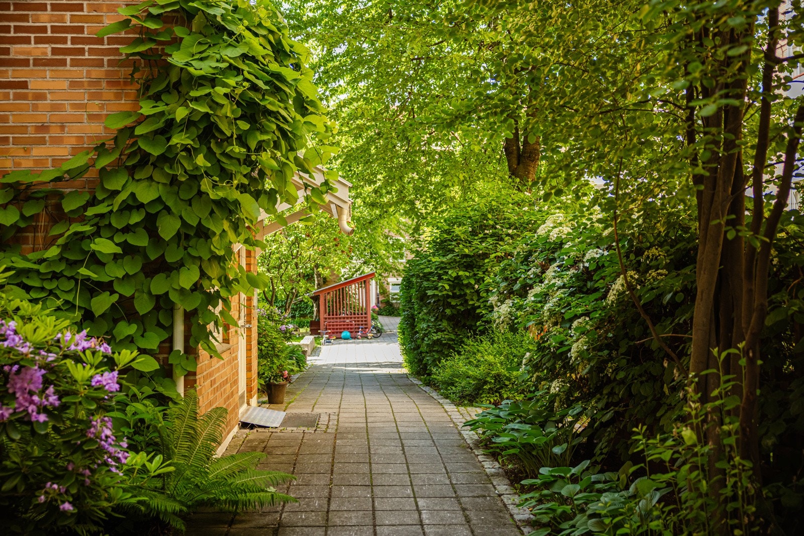 Innendørs bod til sykler og barnevogner i 1.etg, samt grendehus som kan leies av beboere. Det er planlagt å bygge et nytt sykkelskur i bakgården. Galleribilde
