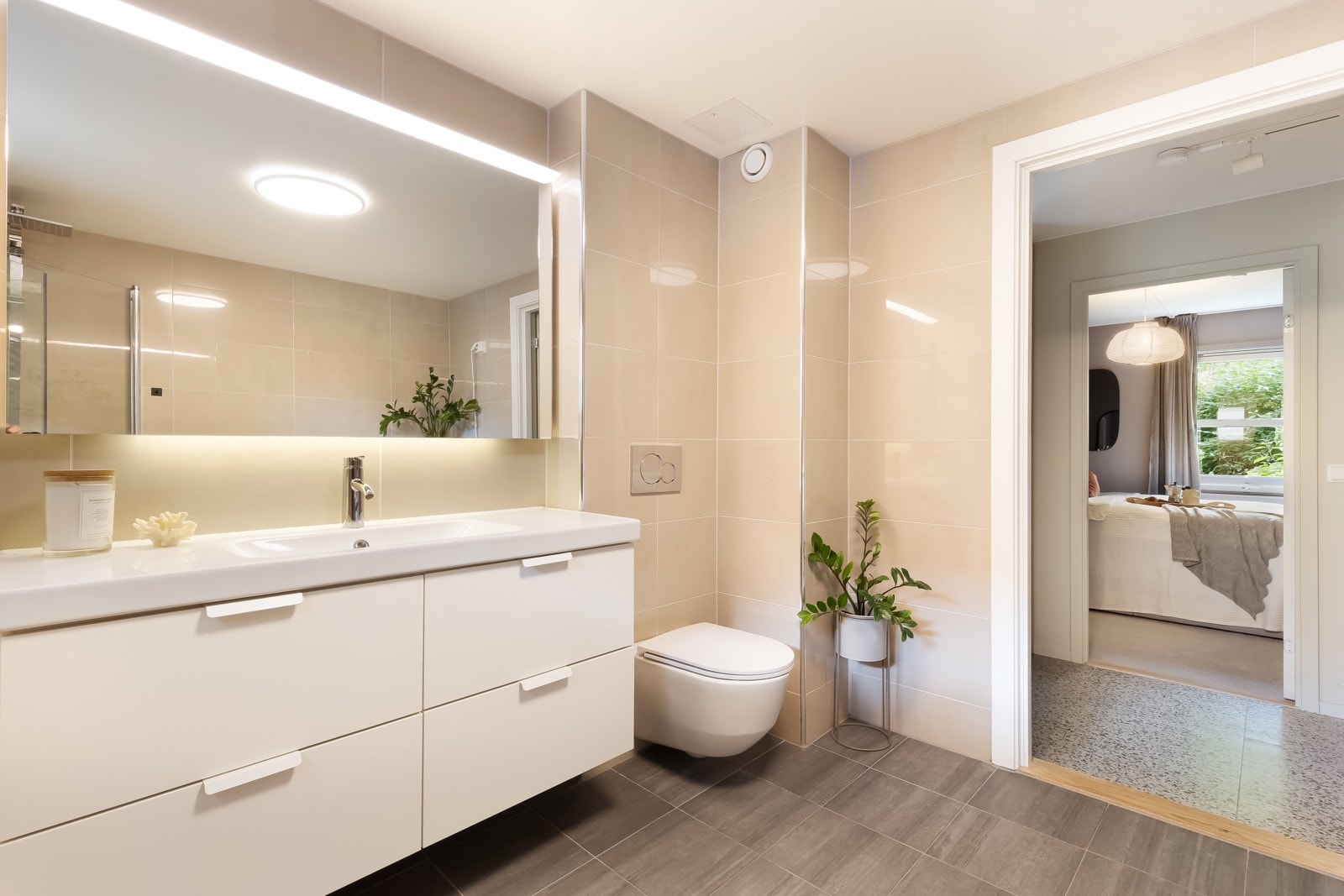 Det er videre dusjhjørne med innfellbare glassdører og dusjarmatur tilkoblet regndusj og hånddusj, vegghengt toalett og opplegg for vaskemaskin og tørketrommel. Galleribilde