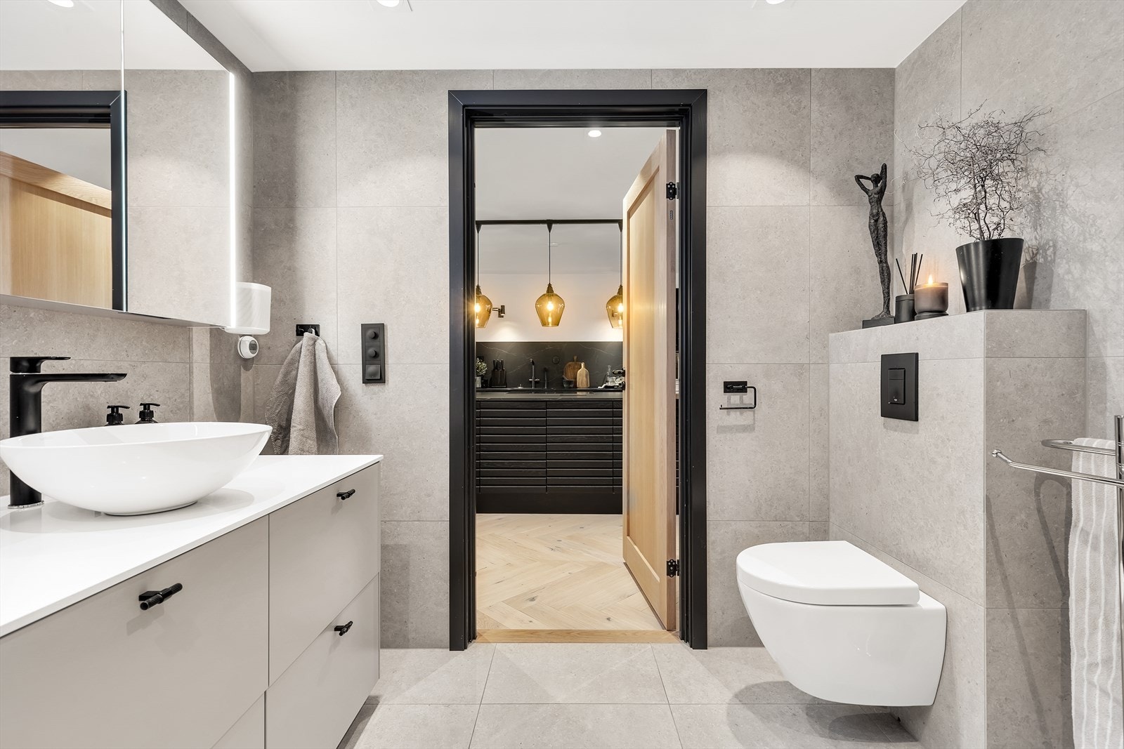 Badet har Epok innredning med servant, veggmontert toalett, dusjvegger/hjørne og opplegg for vaskemaskin. Galleribilde