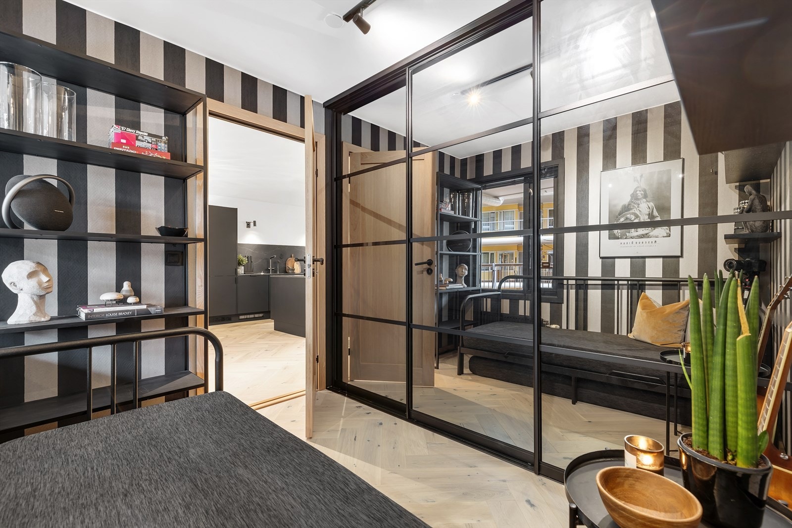 Soverom 2 er på 7,2 kvm og har svært stor garderoplass med skyvedører. Galleribilde