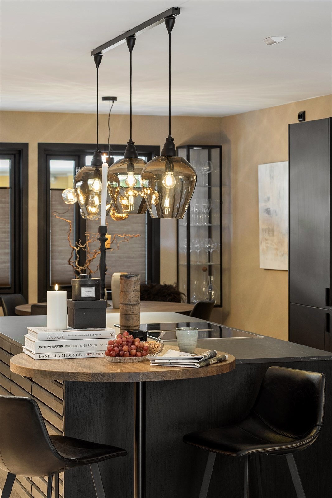 Leiligheten er i byens eneste leilighetsbygg med felles atrium, en oase med trær og planter. Galleribilde