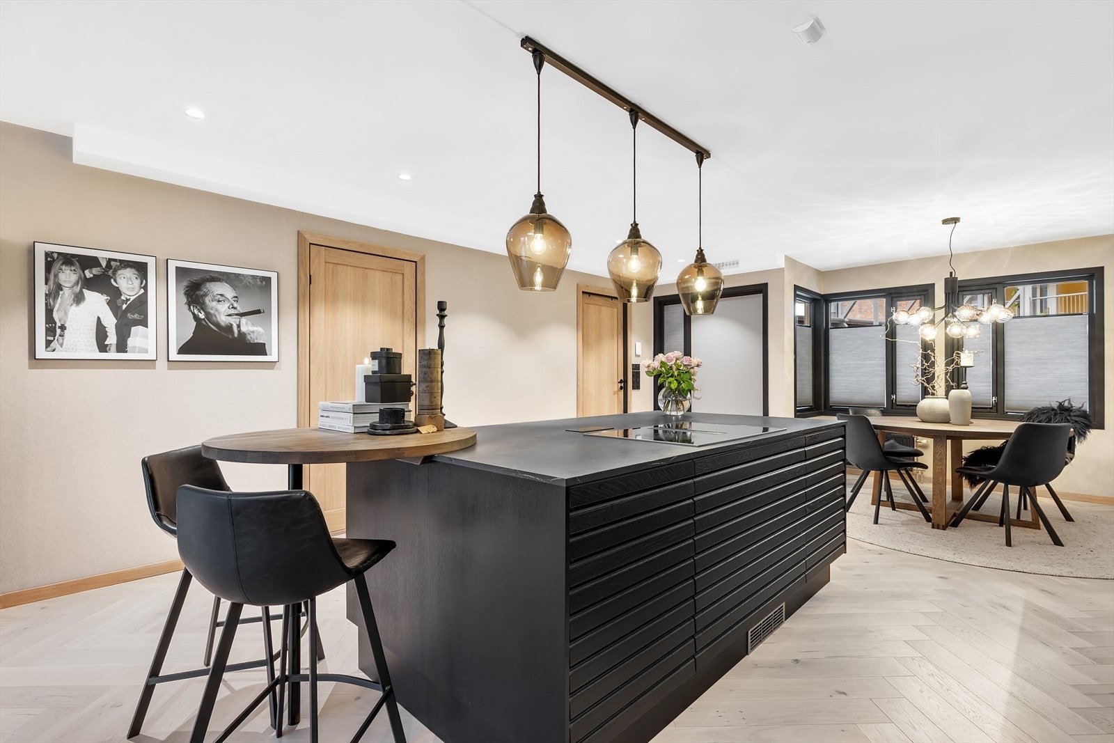 Eksklusive materialvalg i alle rom som gir karakter. Gjennom rommene er det lagt slitesterkt fiskebeinsparkett i eik Saga Herringbone farge pearl . Alle rom utenom bad er tapetsert med tapet Flamant i linstruktur fra Slettvoll. Galleribilde