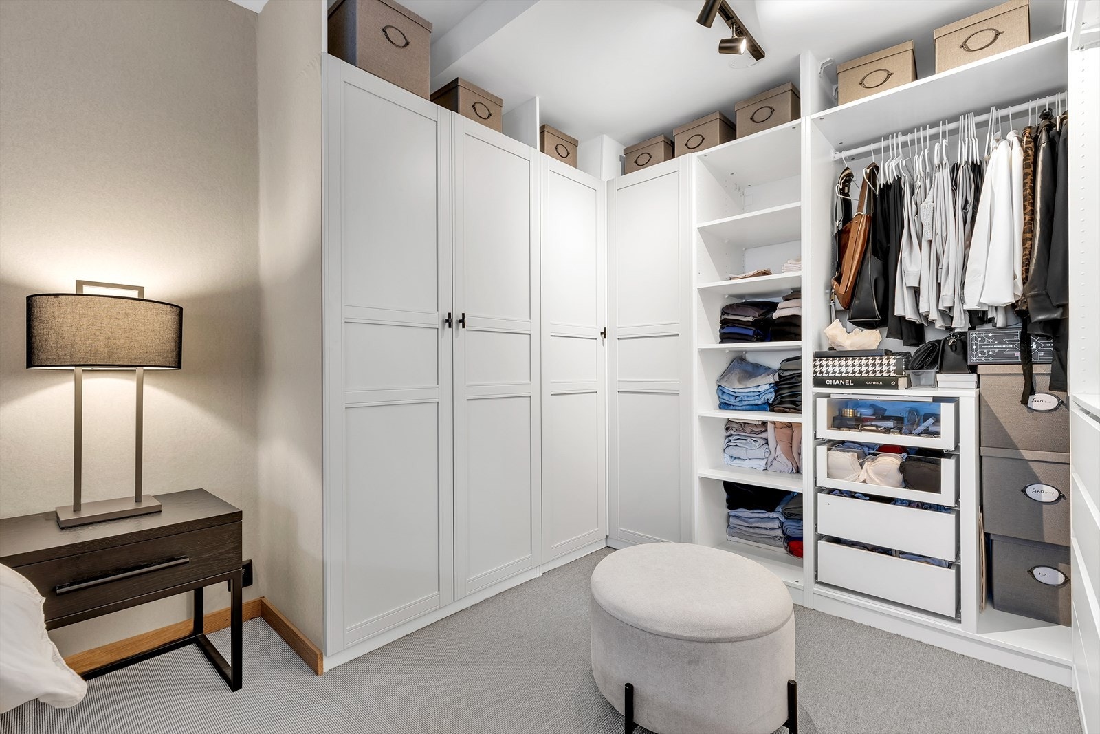 Den gjennomtenkte garderobeløsningen bidrar til både funksjonalitet og en ryddig omgivelse. Galleribilde