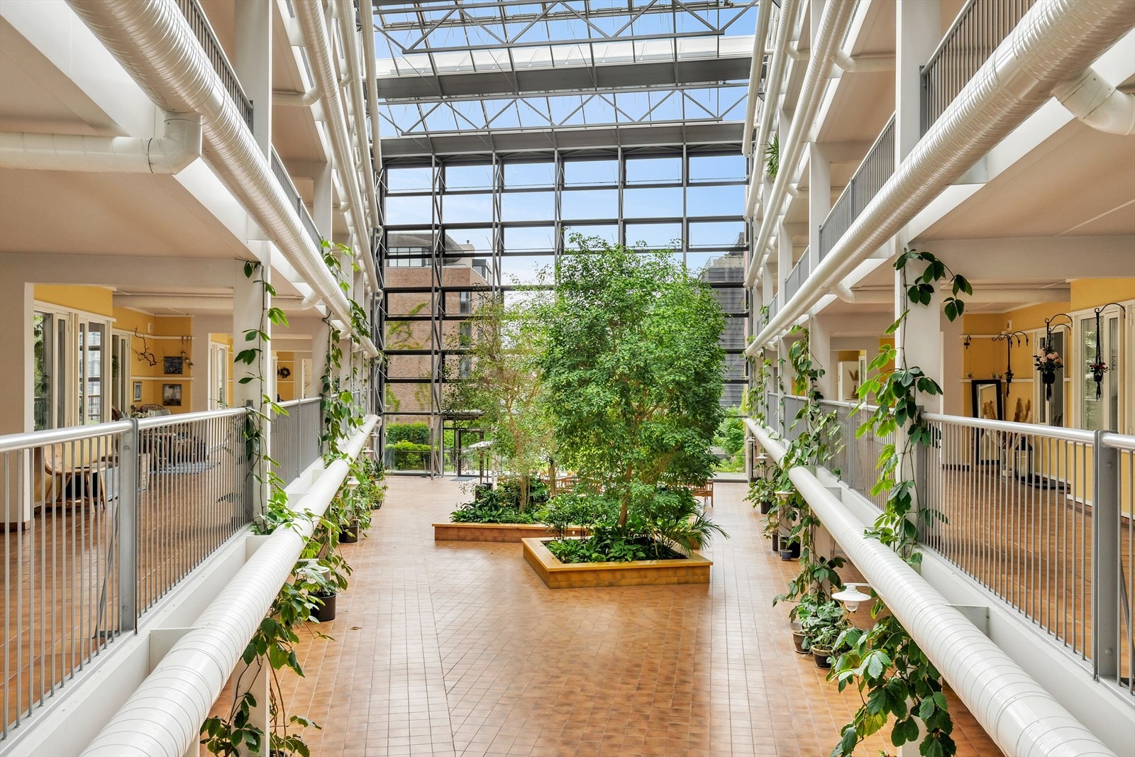 Bygget har flotte, grønne og godt vedlikeholdte fellesarealer. Fellesarealene har flott stor innendørshage under glasstak med planter og trær og sittegrupper for sosiale tilstelninger og behov. Galleribilde