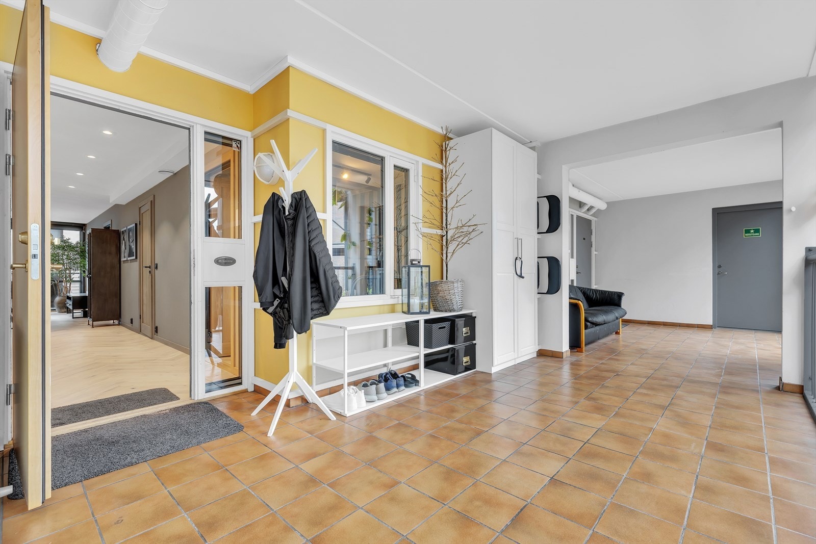 Det er praktisk plass utenfor inngangspartiet til å henge fra seg jakker og sette fra seg sko. Galleribilde
