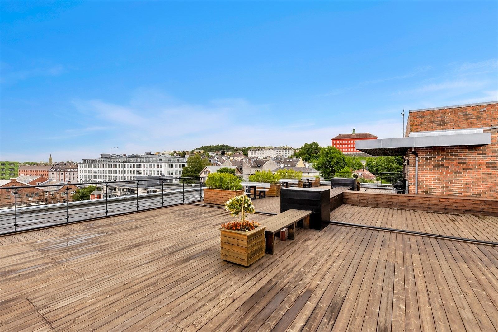 I tillegg til den private balkongen har sameiet også en stor og solrik felles takterrasse med flott panoramautsikt. Galleribilde