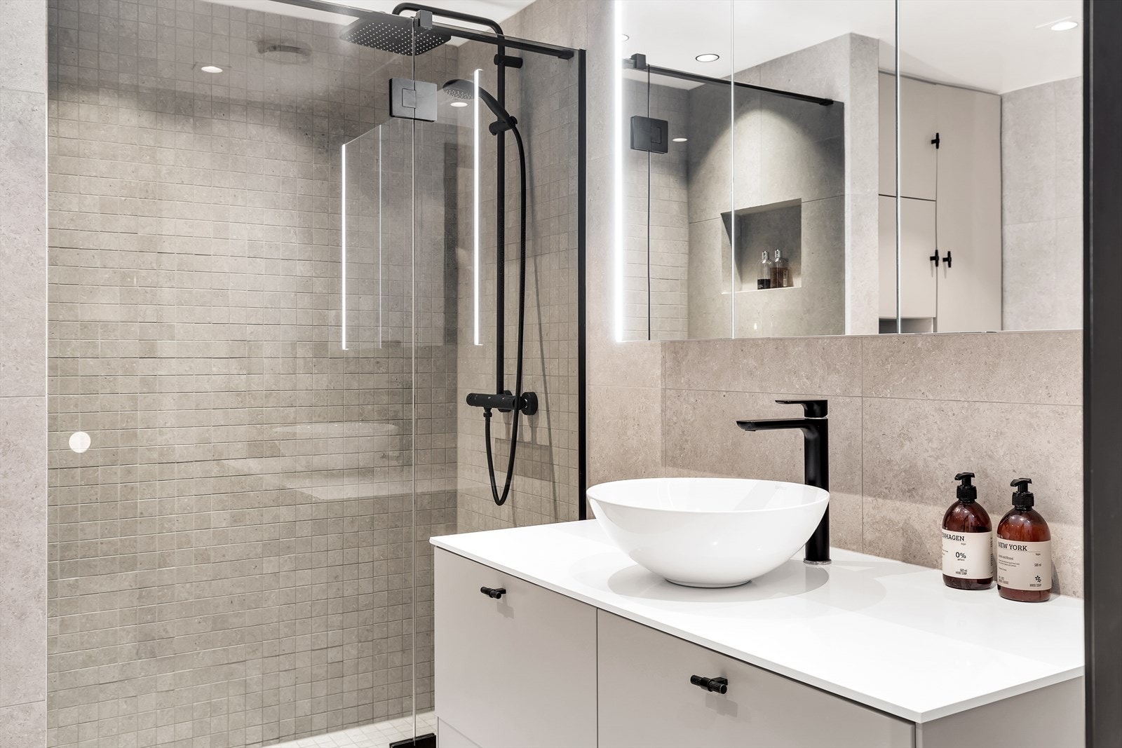 Med sitt moderne uttrykk byr badet på en elegant og eksklusiv atmosfære. Galleribilde