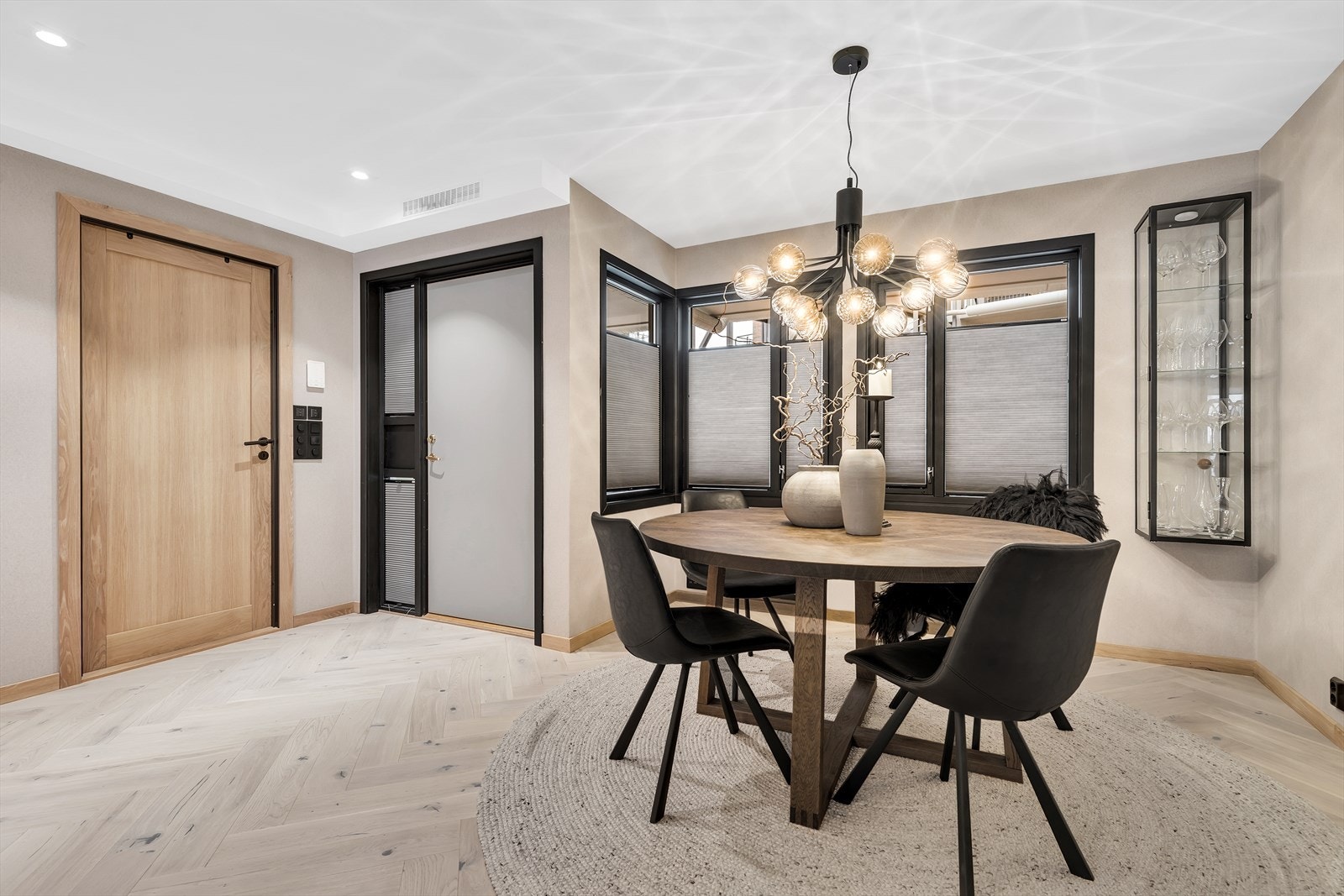 Romslig sitteplass på spisestue. God takhøyde. Galleribilde