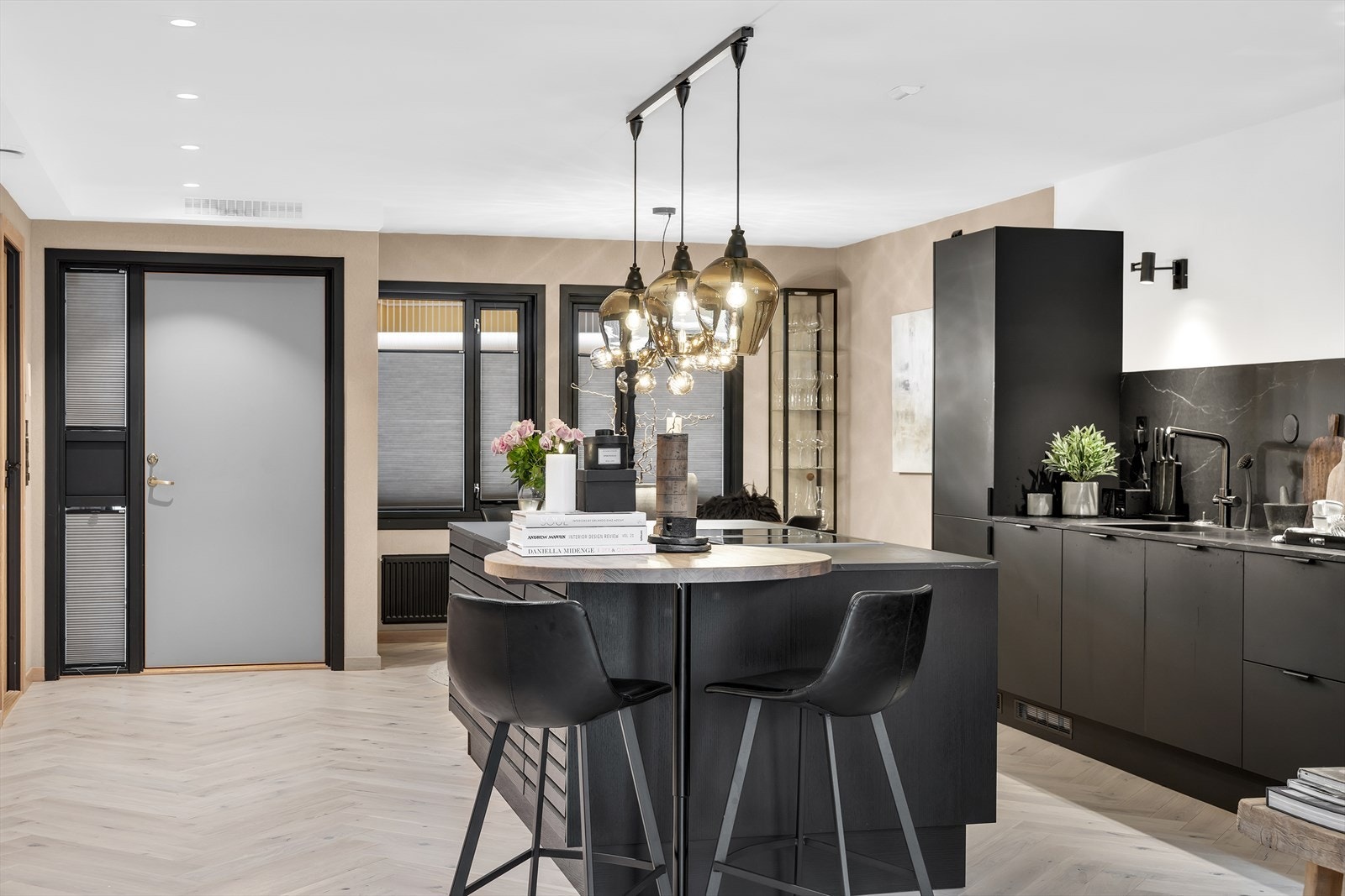 Det er spotter og skinne på stue og soverom med trådløs dimmer. Galleribilde