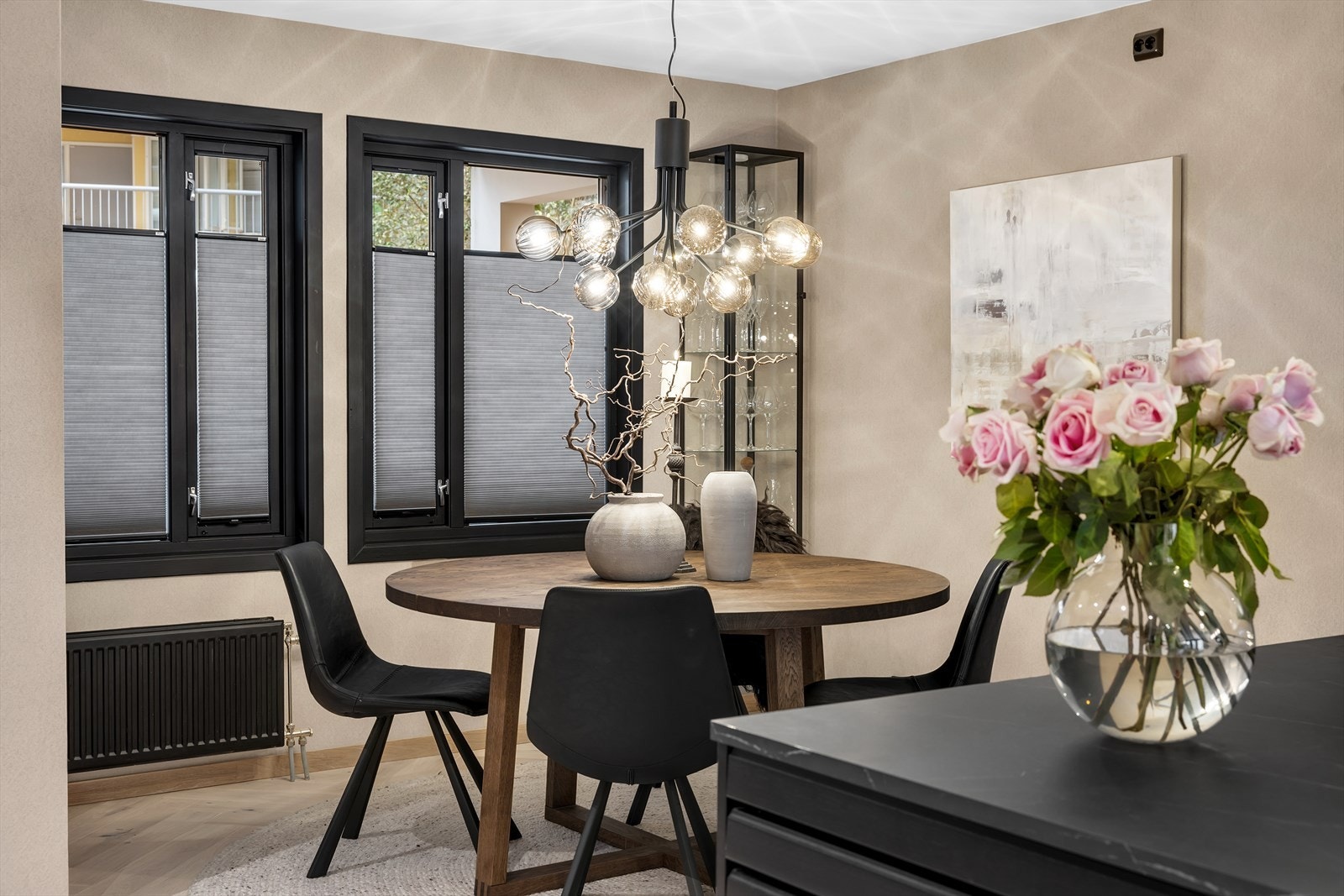 Leiligheten har god takhøyde. Det er god plass for sofagruppe, tv-løsning, og spisebord. Galleribilde