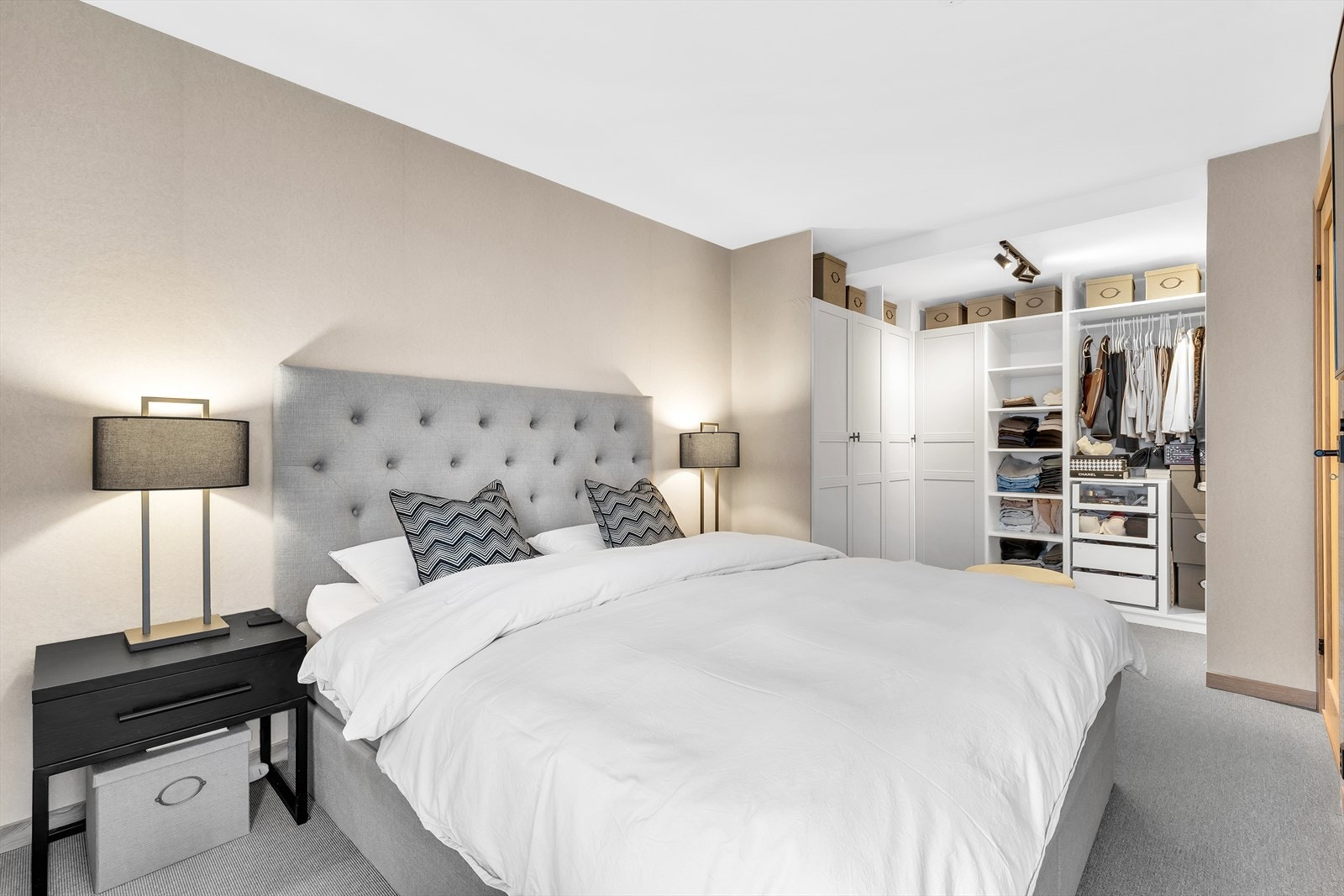 Hovedsoverommet er utstyrt med trådløs dimming av belysningen for økt komfort og stemning. Galleribilde