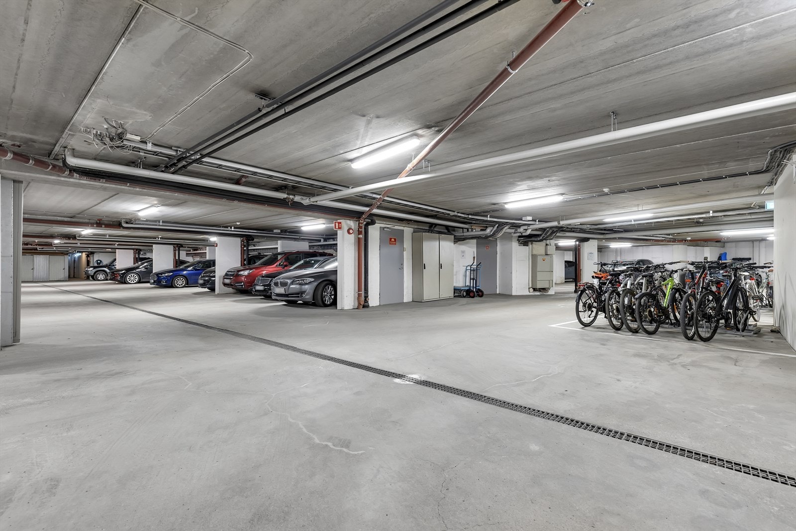 Oppvarmet parkeringskjeller med egen parkeringsplass og bod. Galleribilde