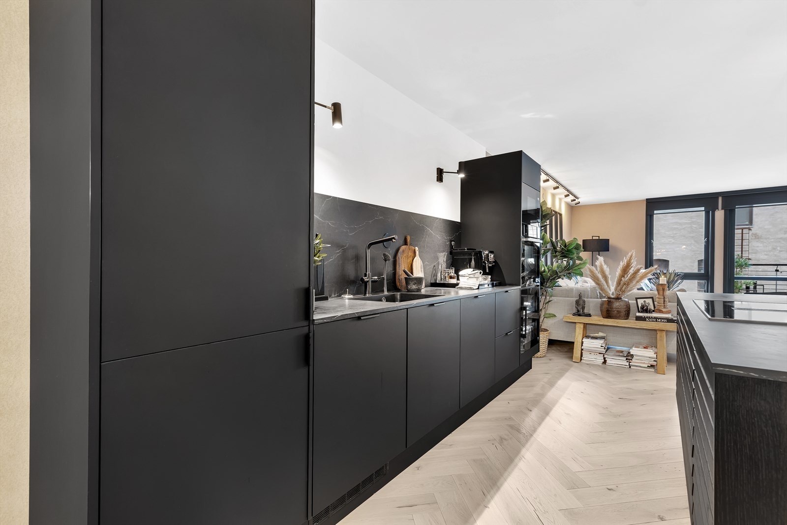 Elegant og tidløst kjøkken fra kvalitetsprodusenten Svane. Kjøkkenet er i svartbeiset eik med god benkeplass og oppbevaring. Galleribilde