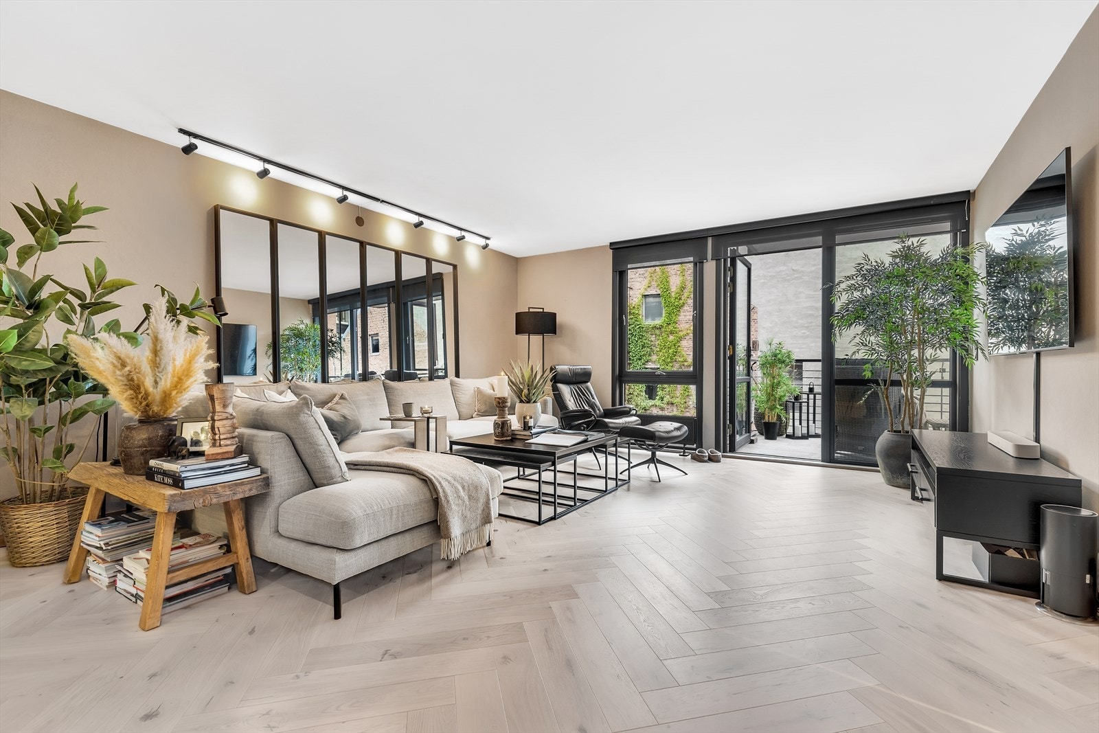 Stuen oppleves som svært innbydende med godt naturlig lysinnslipp og minimal innsyn. Utstyrt med motorisert solskjerming for økt komfort. Galleribilde