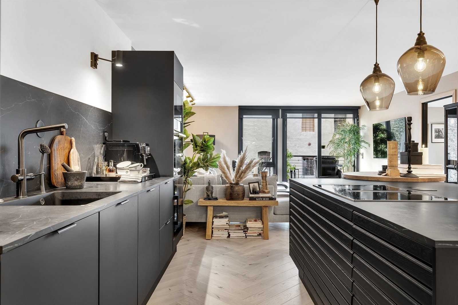 Det lekre kjøkkenet har stor flott kjøkkenøy med sittegruppe på enden. Induksjonstopp med integrert avtrekk på øya. Galleribilde