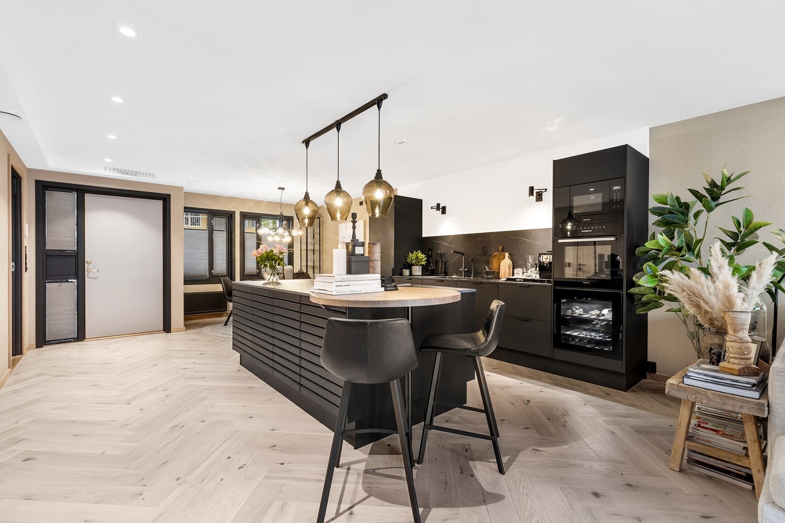 Leiligheten ble totalrenovert i 2023/24 og er på hele 84 kvm fordelt på stue, kjøkken, spisestue og 2 soverom. Galleribilde