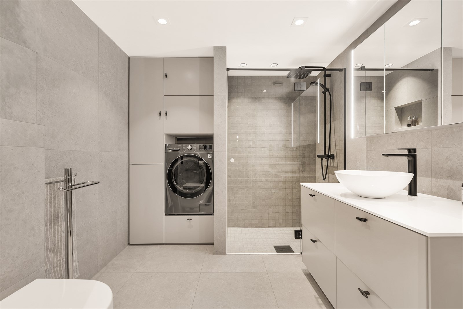 Totalrenovert stilrent og lekkert bad med italienske fliser i LV Bergen 60x60 og mosaikk, alt i kvalitetsflis. Dimmbar lyssetting for stemning og behov. Romslig dusjnisje med mørksotede dusjvegger. Praktisk vask og tørkemaskin fra LG. Galleribilde