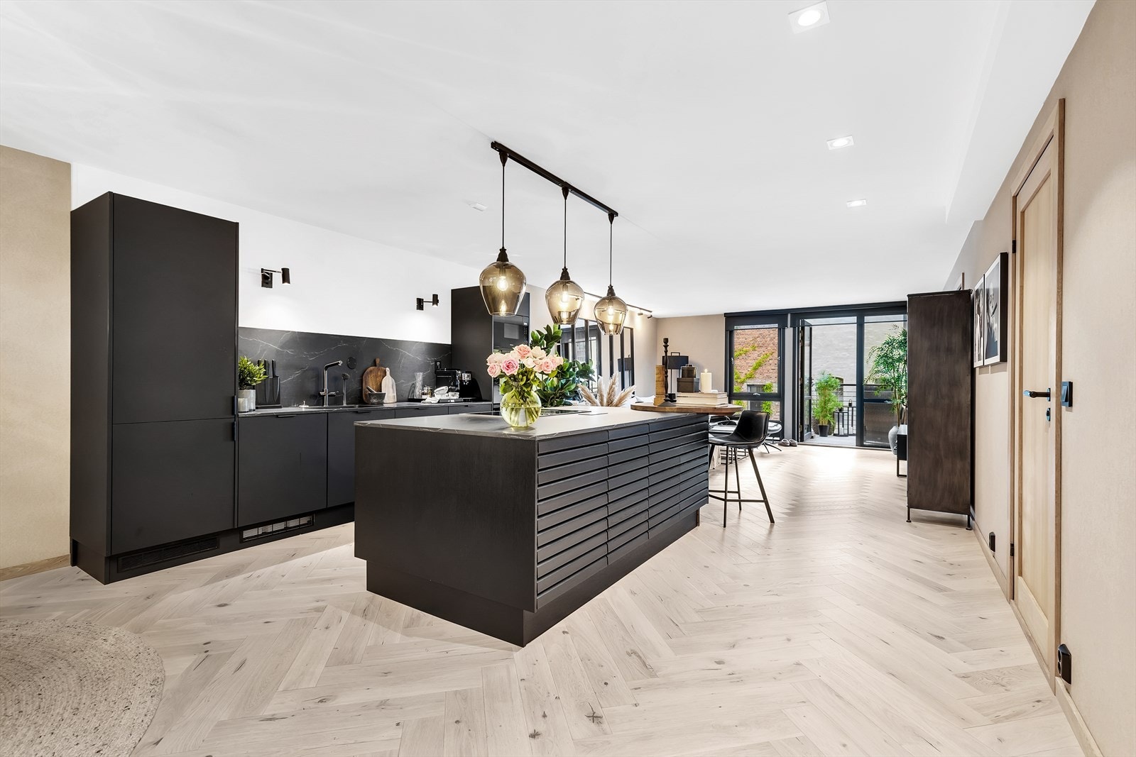 I fra den åpne stue- og kjøkkenløsningen er det utgang til en romslig balkong. Galleribilde