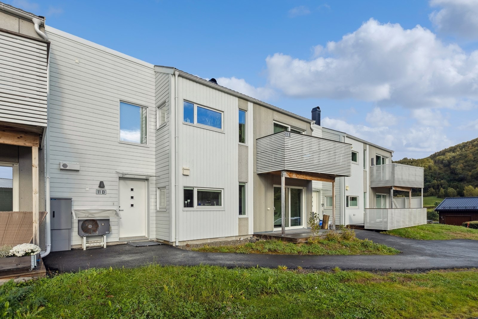 Det medfølger to parkeringsplasser. En foran leiligheten og en på felles parkeringsplass. Galleribilde