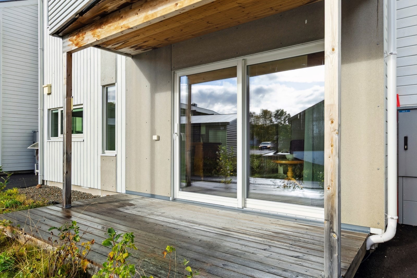 Direkte fra stuen har man direkte tilgang til leilighetens sørvendte, overbygde balkong. Galleribilde