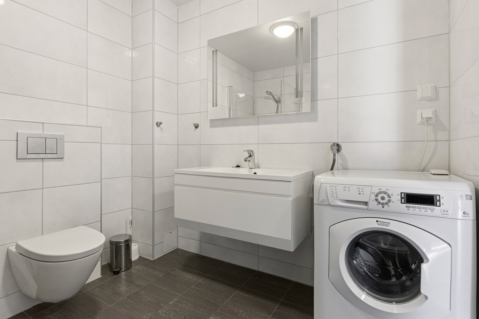 Stilrent og flislagt bad. Galleribilde