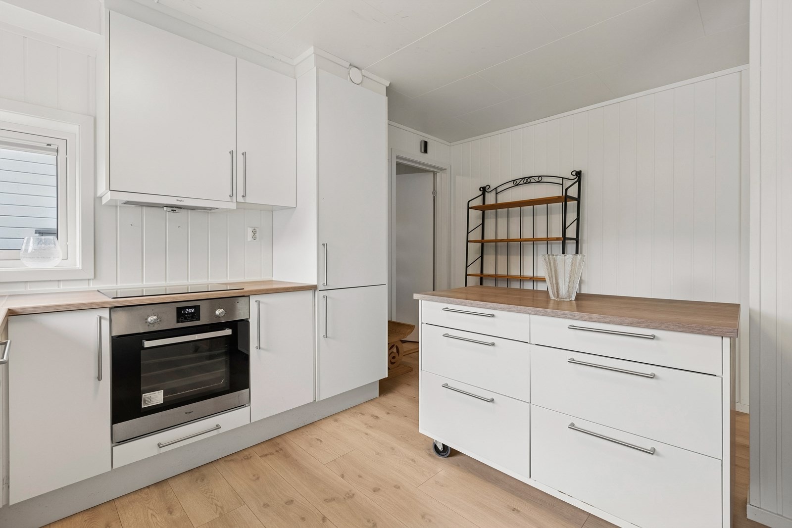 Kjøkkenet er utstyrt med integrert hvitevarer som kjøle- og fryseskap, induksjonstopp, stekeovn og oppvaskmaskin. Disse medfølger handelen. Galleribilde