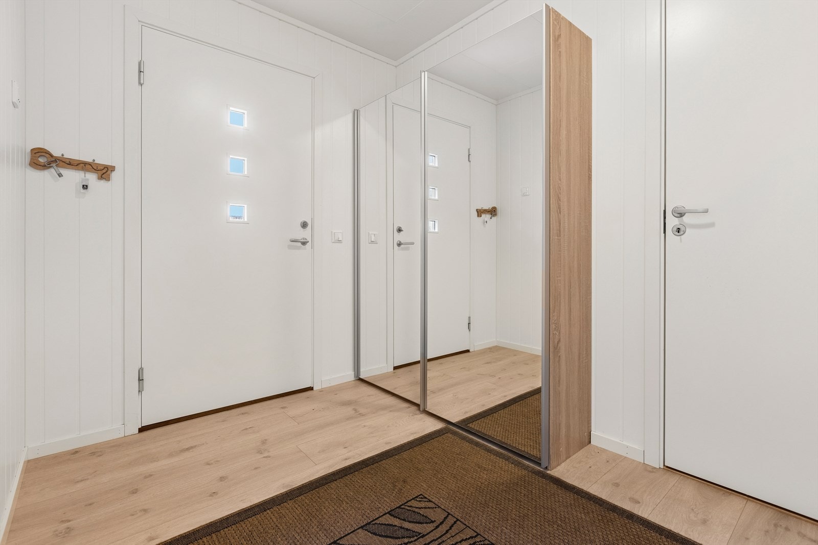 Romslig og trivelig entré. Garderobeskapet i gangen medfølger også handelen. Galleribilde