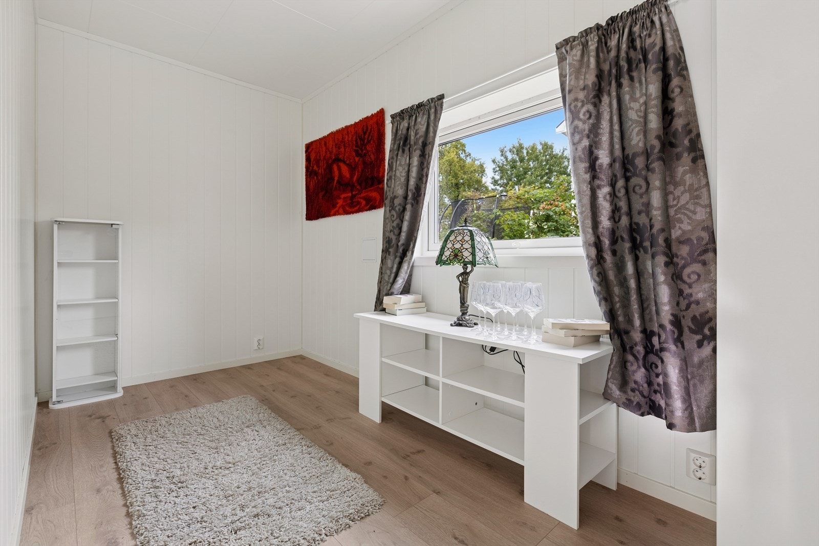 Det andre soverommet har også god størrelse med plass til seng og møblementer. Garderobeskapene på soverommene medfølger handelen. Galleribilde