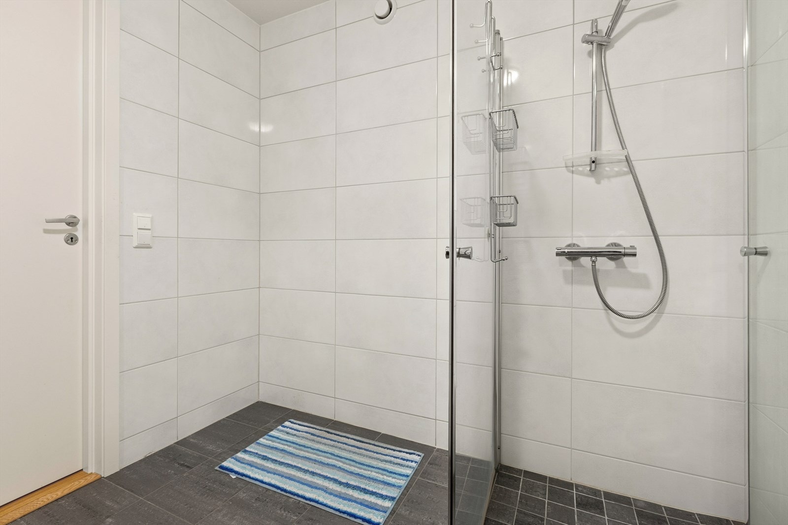 De lave månedlige felleskostnadene inkluderer brøyting og bygningsforsikring. Galleribilde