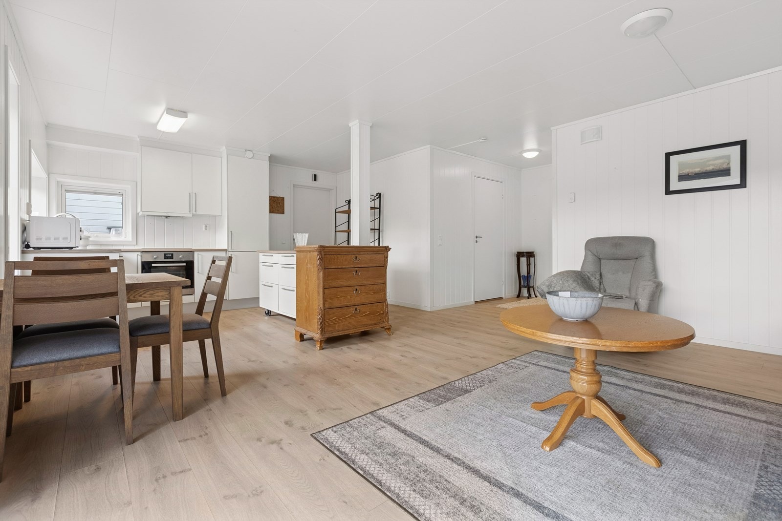 Leiligheten har en åpen og luftig stue- og kjøkkenløsning med flere møbleringsmuligheter. Den praktiske planløsningen med alt på ett plan og trappefri adkomst gjør boligen både tilgjengelig og brukervennlig. Galleribilde