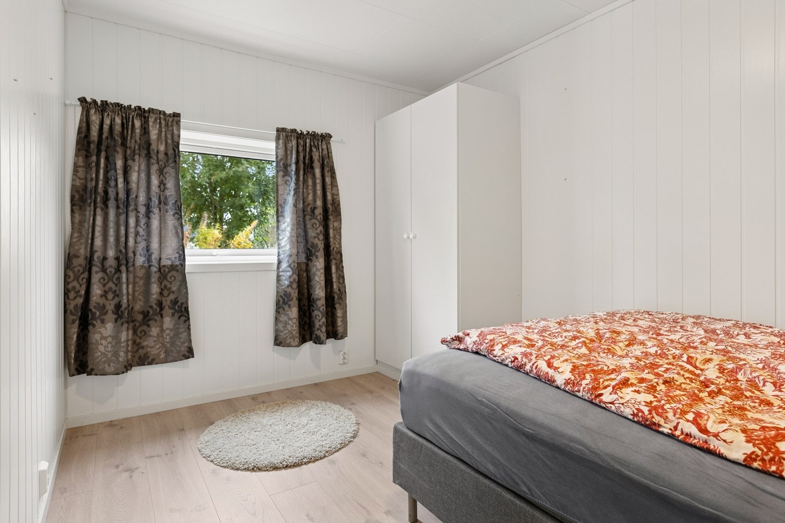 Dette er hovedsoverommet og har god plass til dobbeltseng og tilhørende møblementer. Galleribilde