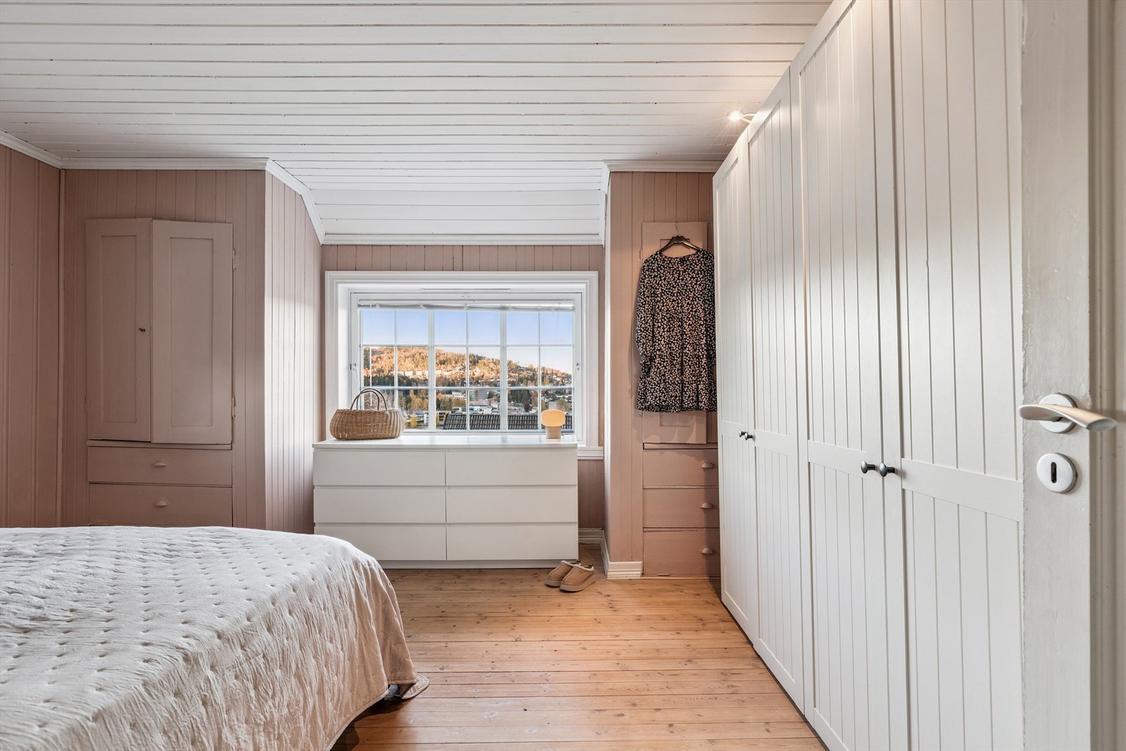 Hovedsoverom med god plass til dobbeltseng. Galleribilde