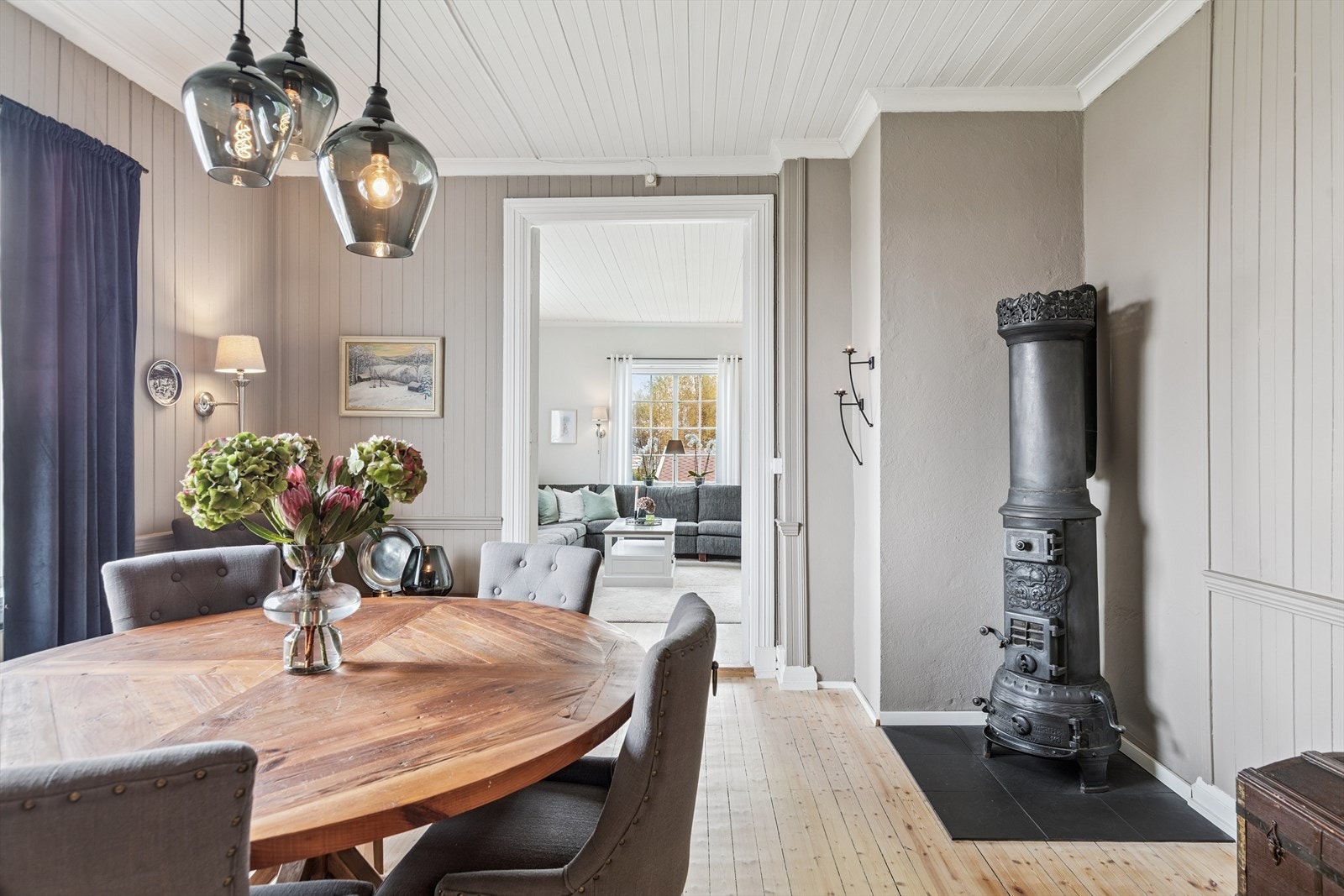 Boligen byr på god takhøyde, flotte detaljer og en koselig atmosfære. Galleribilde
