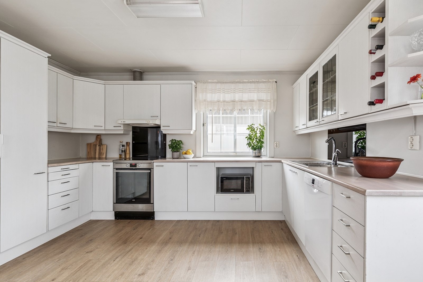 Husets kjøkken er romslig, og ligger i tilbygget del fra 1990. Galleribilde