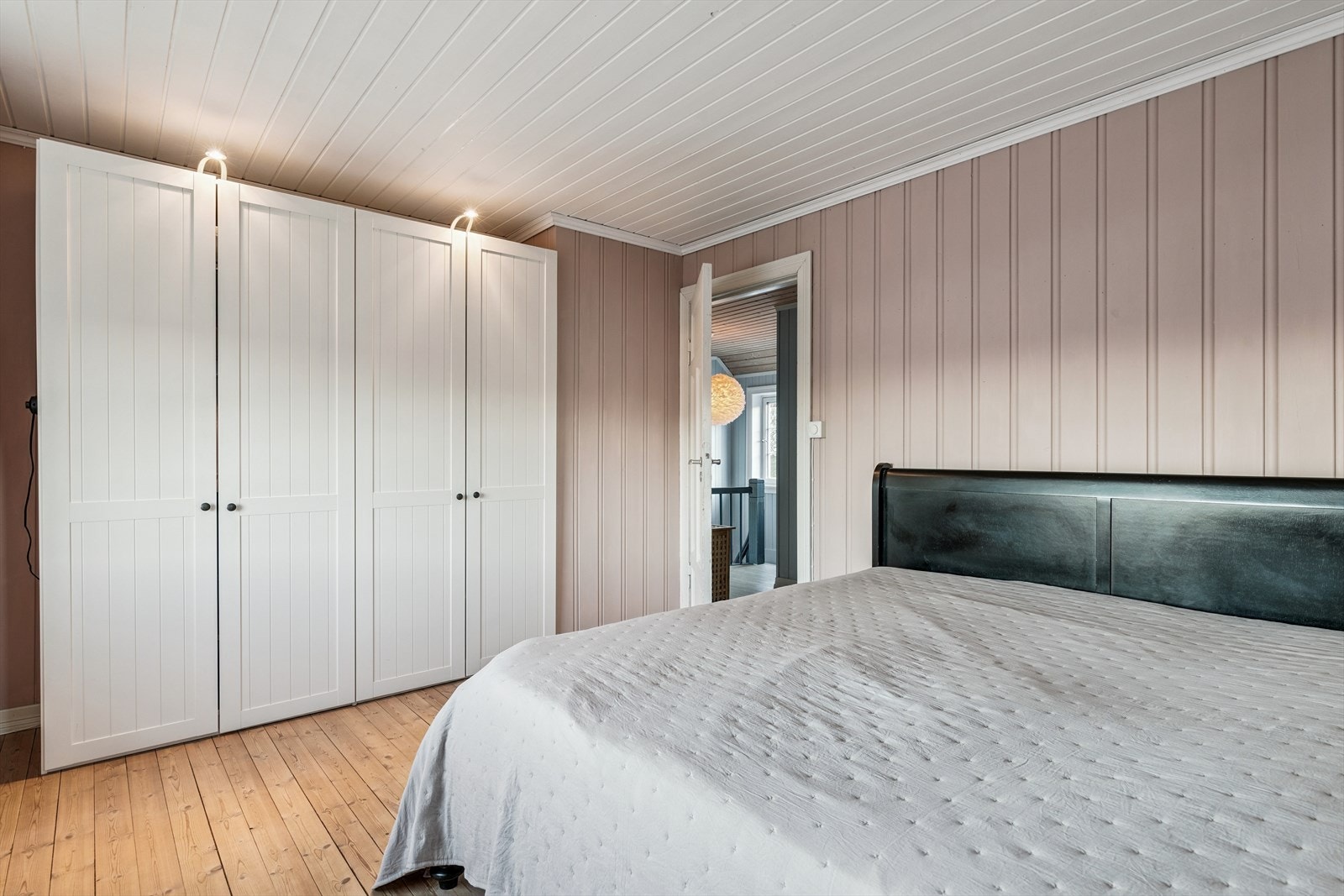 Dette rommet har stort garderobeskap. Galleribilde