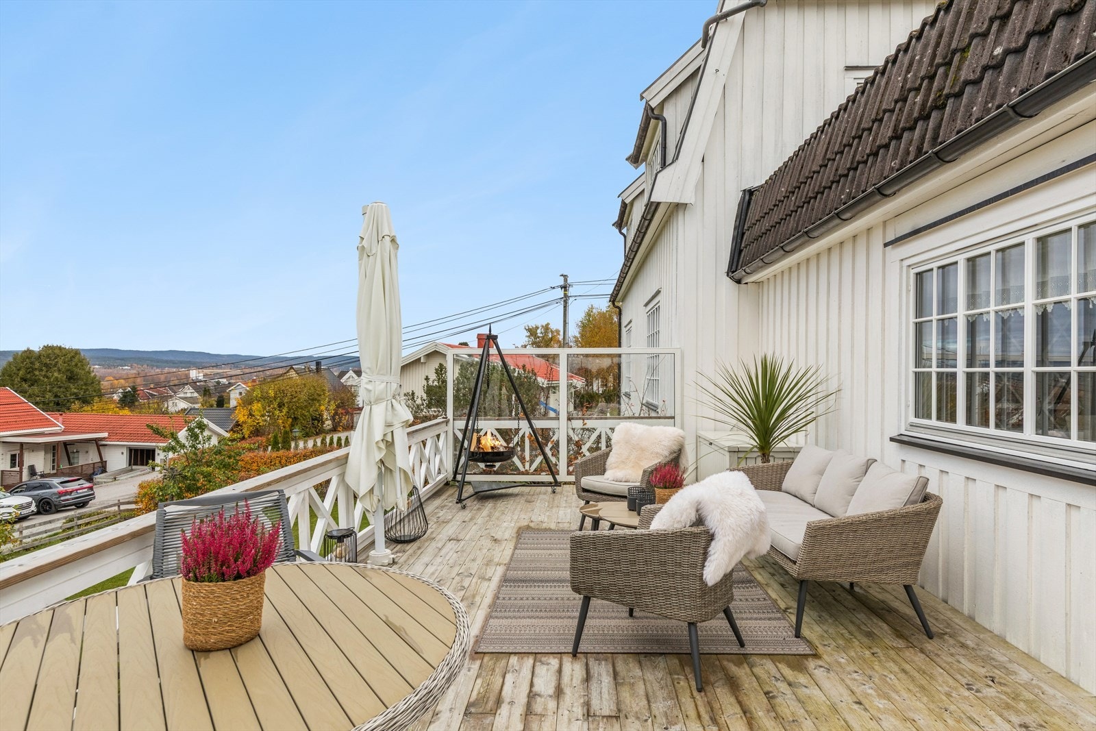 På denne siden av huset er det kjempefin ettermiddag- og kveldssol. Galleribilde