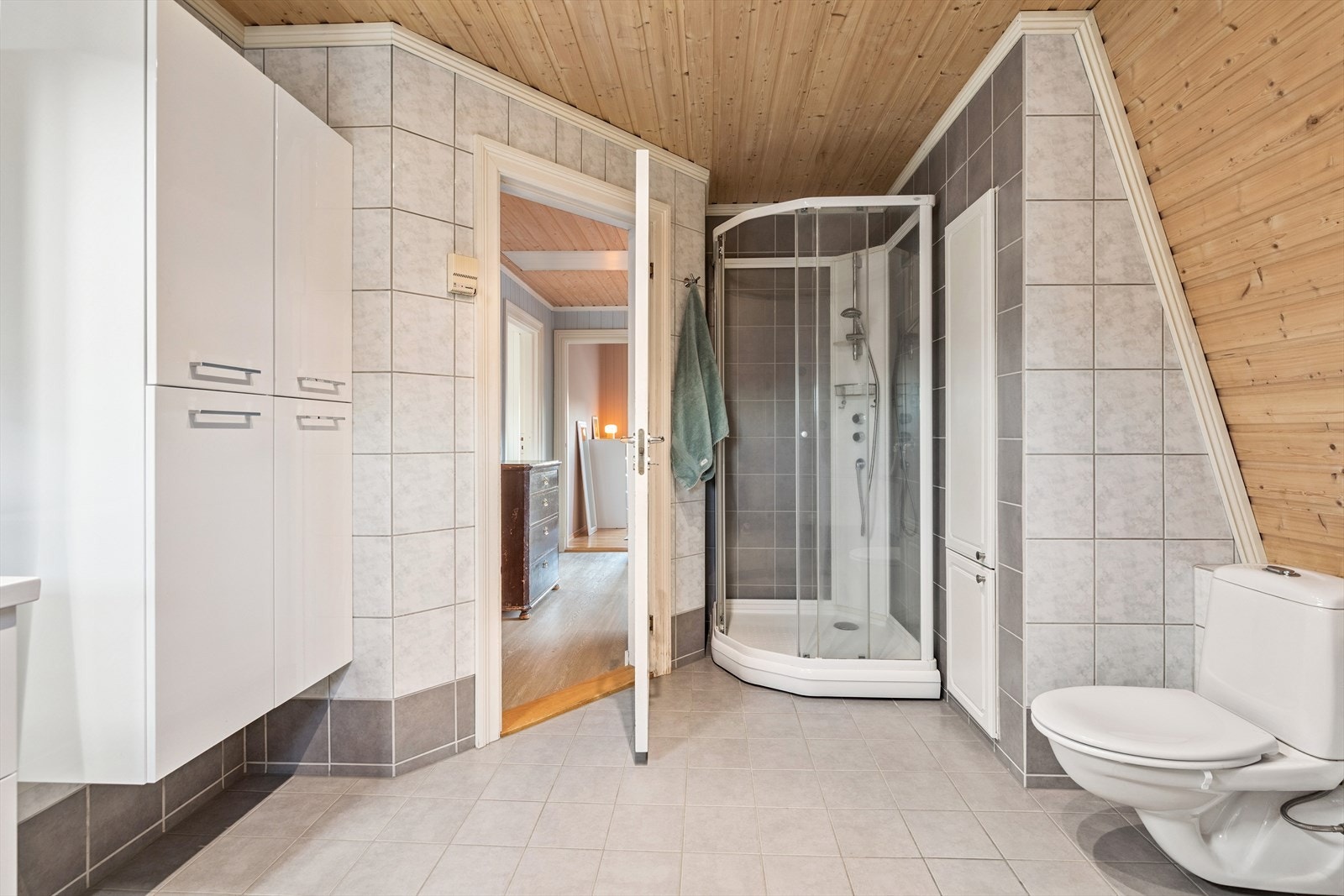 Badet er romslig, og det er mye skapplass i innredningen. Galleribilde