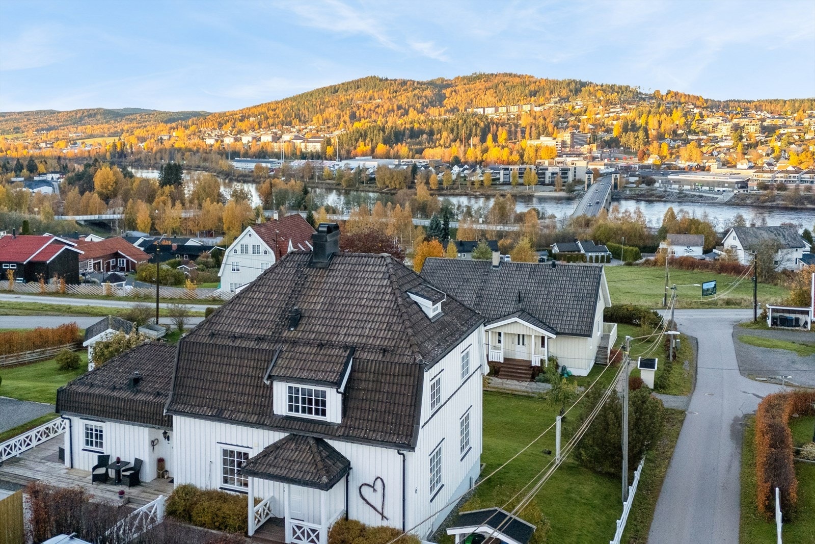 Eiendommen ligger sentralt, og det er ca 900 m til Kongsvinger stasjon, hvor man gode togforbindelser til Oslo. Galleribilde