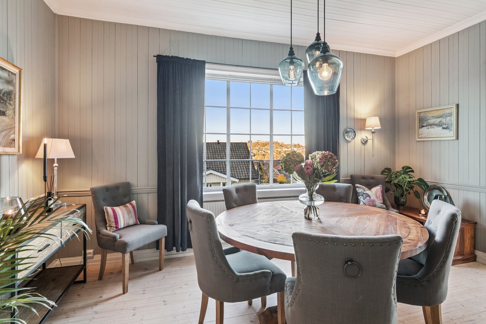 Spisestuen er pusset opp og det opprinnelige panelet og tregulvet er beholdt. Galleribilde