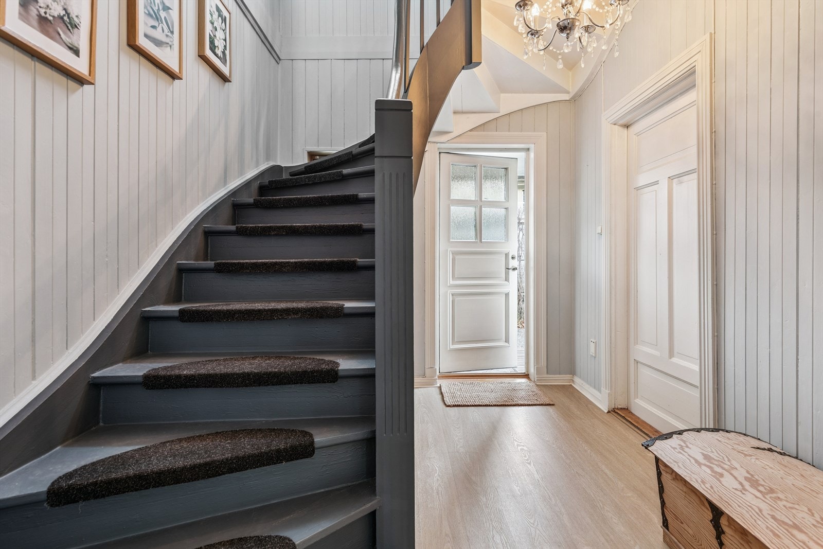 Velkommen inn! Hovedinngangen fører deg inn i den flotte hallen og trappegangen. Galleribilde