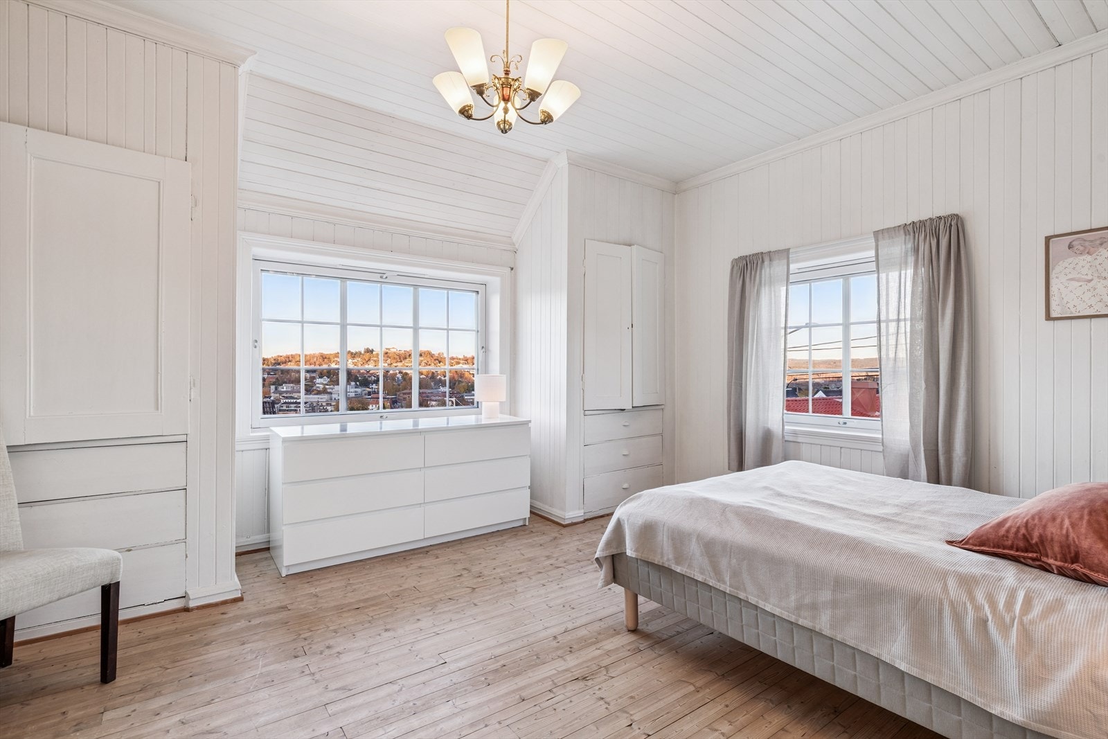 Soverom 2 har også god størrelse. De gamle innebygde skapene er beholdt på alle soverom. Galleribilde